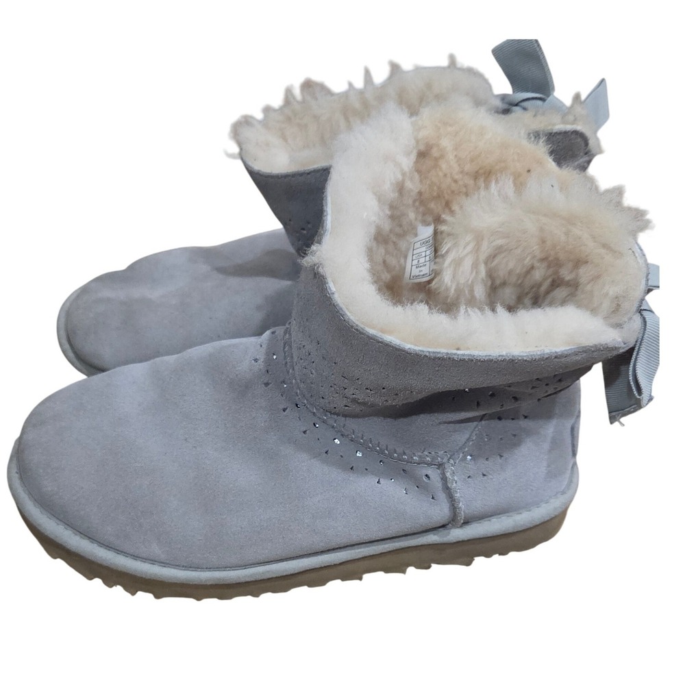 UGG  Dae Sunshine Grey Suede Bow Perforated Floral Ankle Boots Size 8 Shearling